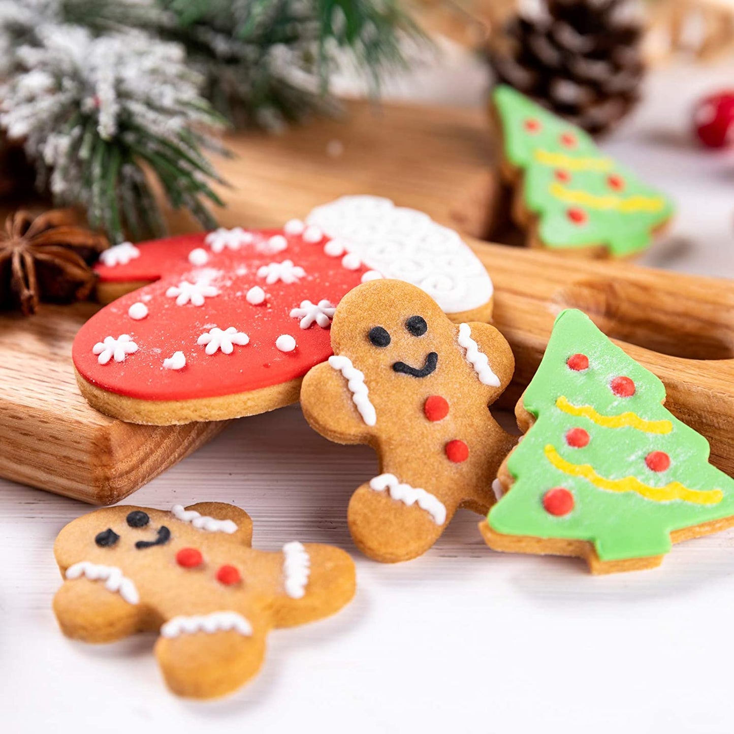 8PCS Christmas Cookie Cutters, Holiday Metal Cookie Cutters Christmas Shapes-Gingerbread, Christmas Tree, Snowflake, Santa Claus Cookie Cutter and More for Baking Xmas Holiday Party